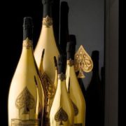 El primer producto de Champagne Armand de Brignac, el Brut Gold sigue siendo la cuvée más icónica de la gama. Es un ejemplo excelente del proceso de mezcla tradicional asociado a la creación del champagne, elaborado con tres vintages que provienen de los terruños más alabados de la región, expresa un carácter fresco y vibrante y ofrece una textura suave.