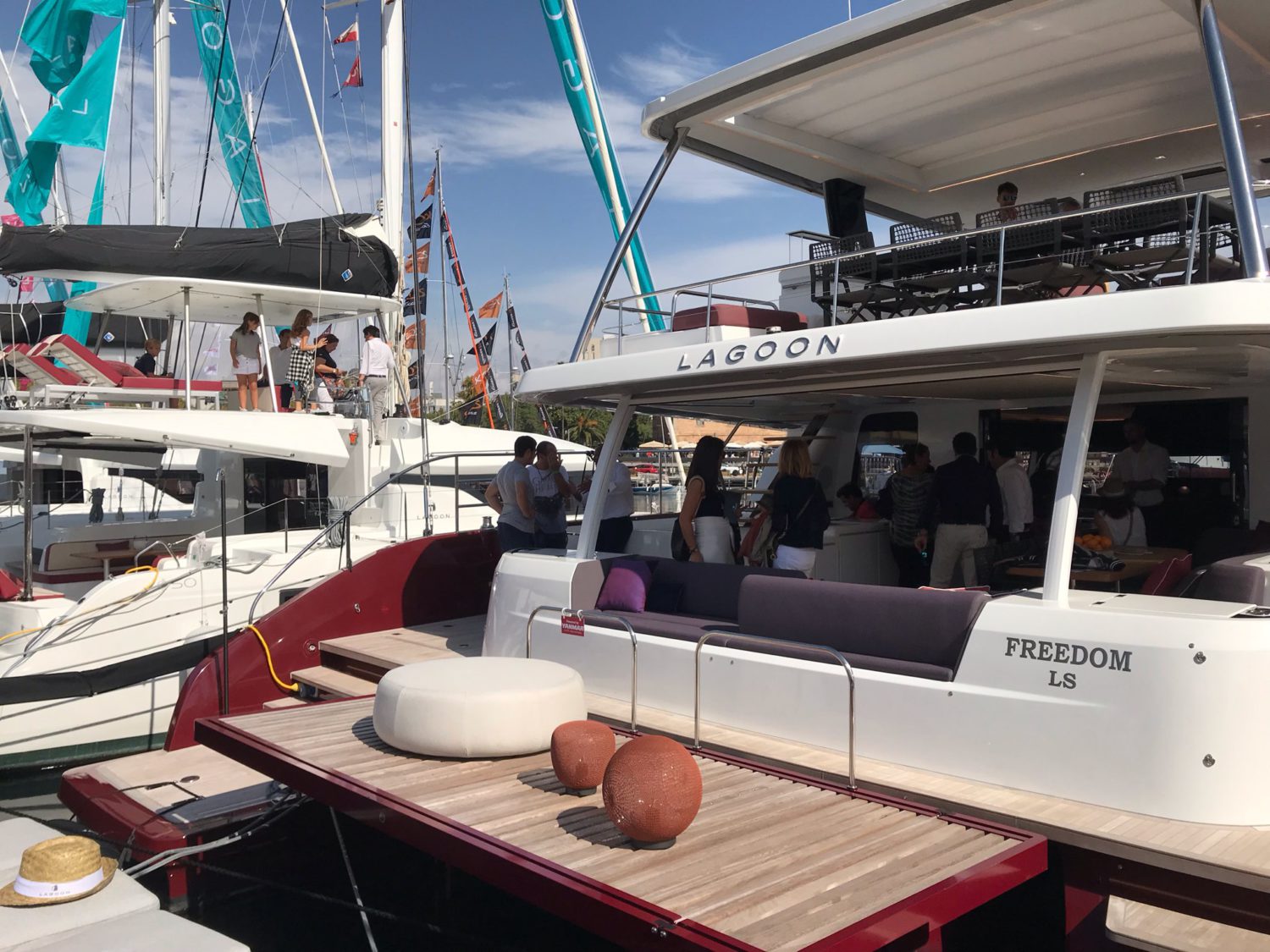 El Salón Náutico con barcos de lujo en el Port Vell de Barcelona 