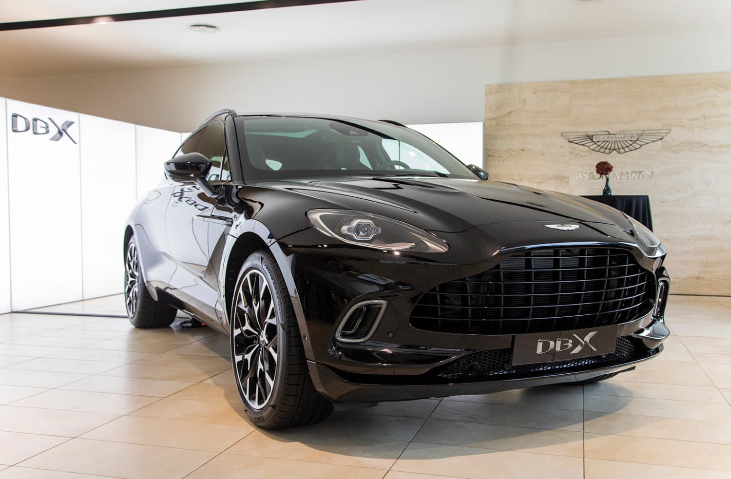 Aston-Martin-DBX