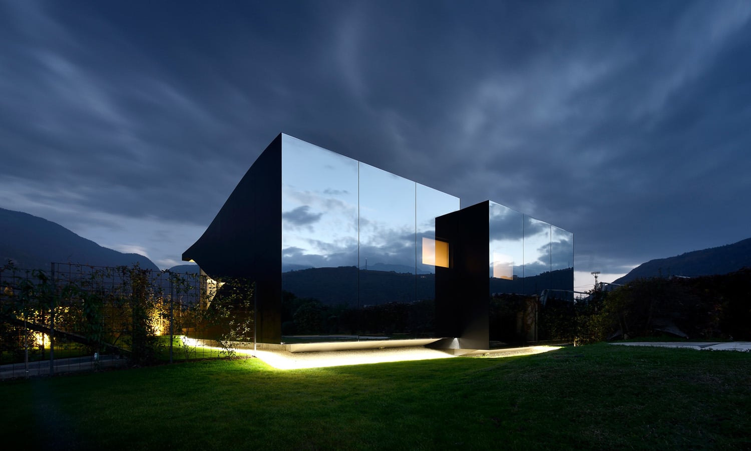  The Mirror Houses FOR ARCHITECTURE-AFFINE AND NATURE-LOVING LIFE CONNOISSEURS WHO VALUE THEIR FREEDOM