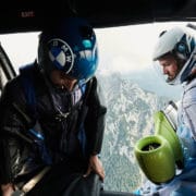 El primer vuelo electrificado con un traje de alas propulsado por BMW i.